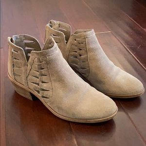 Size 7 Vince Camuto Booties